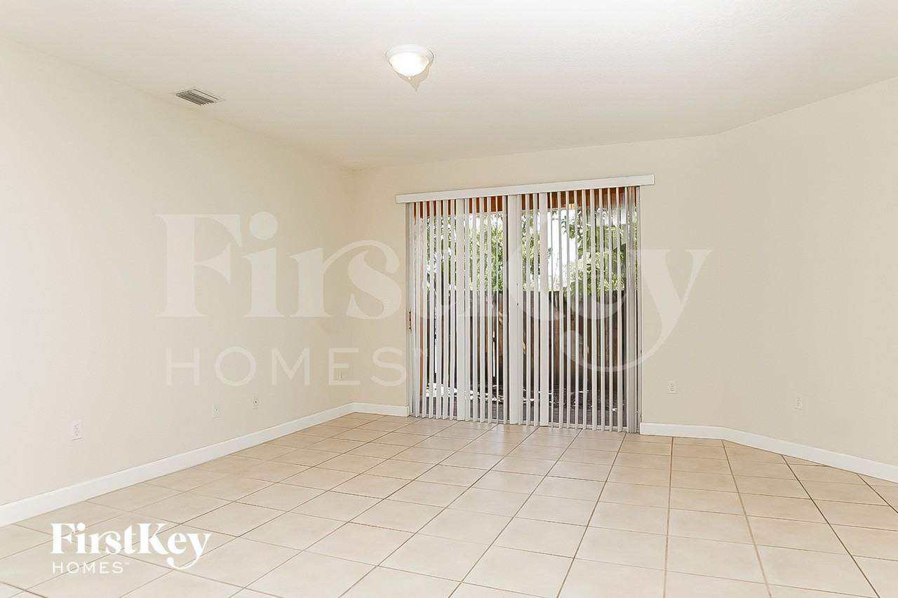 1246 Swcourt - Photo 2 of 16