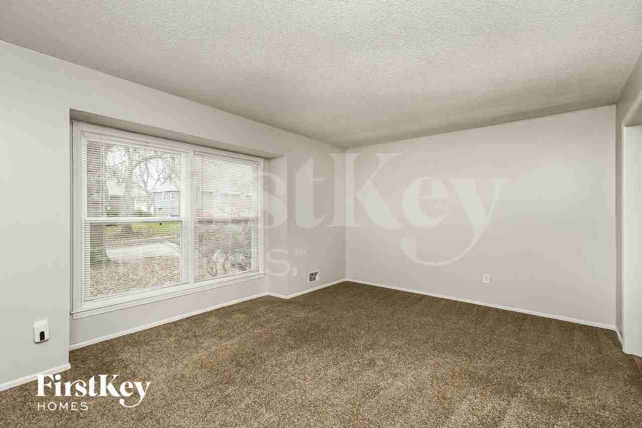 11943 Manchester Ave - Photo 2 of 15