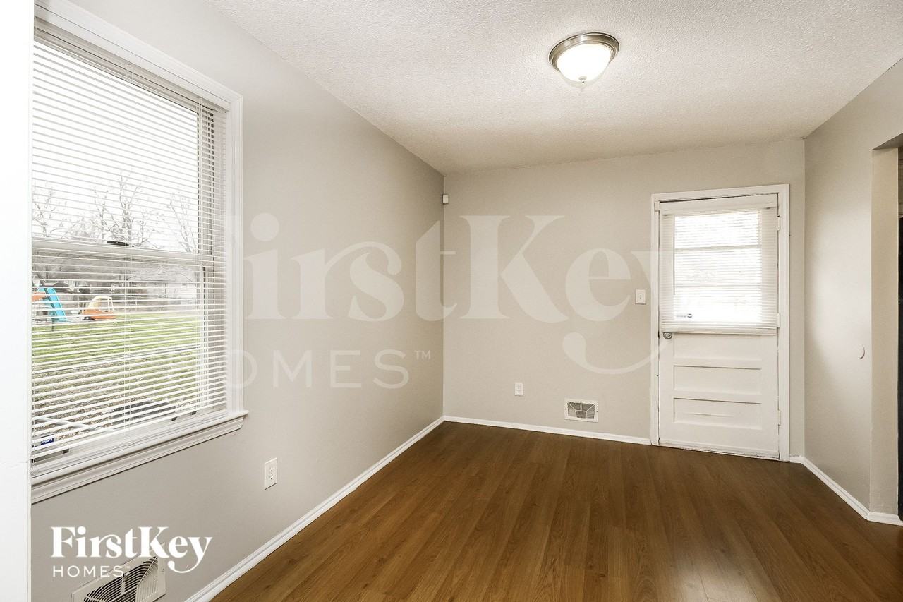 11943 Manchester Ave - Photo 4 of 15