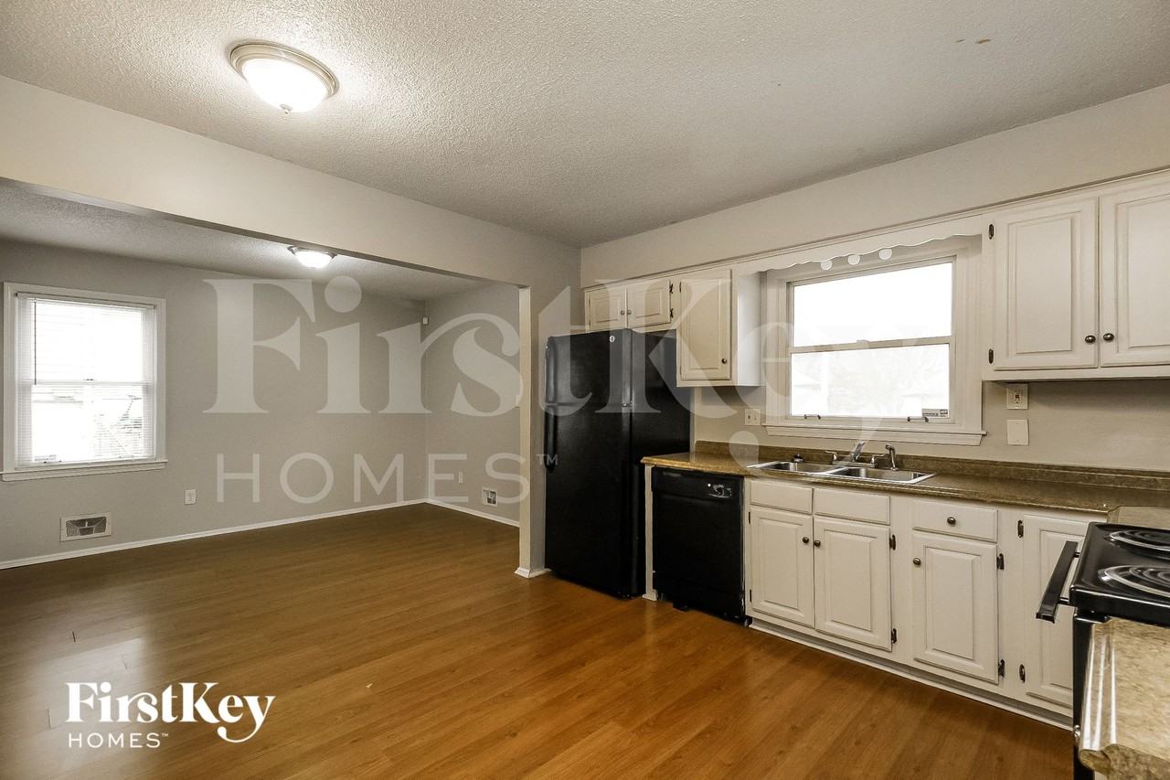 11943 Manchester Ave - Photo 6 of 15