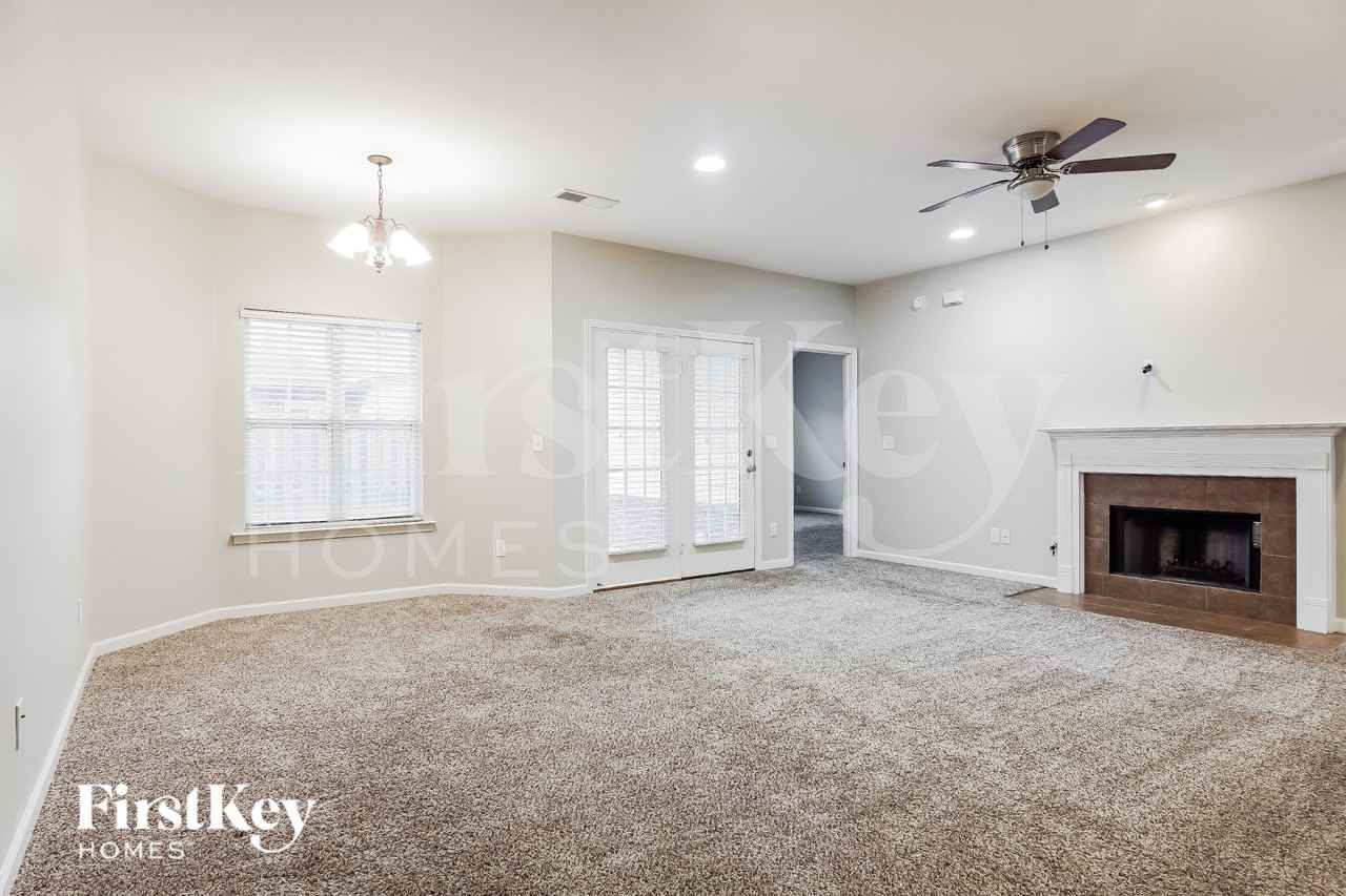 1092 Fairbank Ln - Photo 3 of 17