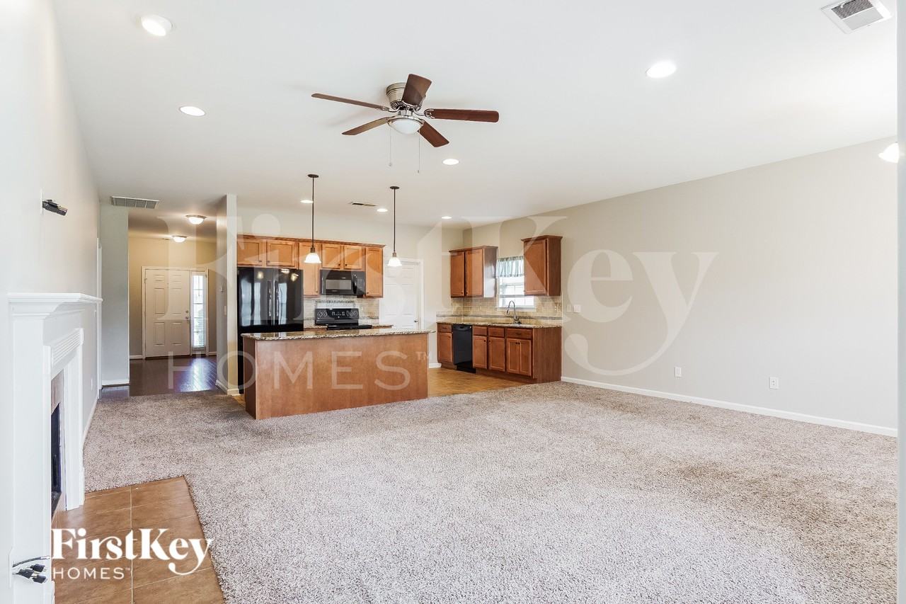 1092 Fairbank Ln - Photo 4 of 17