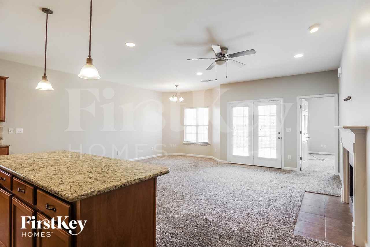 1092 Fairbank Ln - Photo 5 of 17