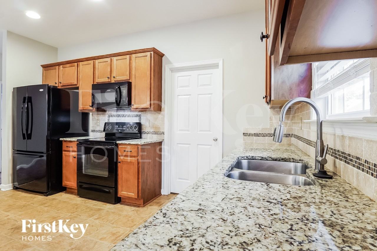 1092 Fairbank Ln - Photo 6 of 17