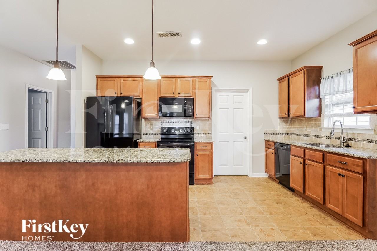 1092 Fairbank Ln - Photo 7 of 17