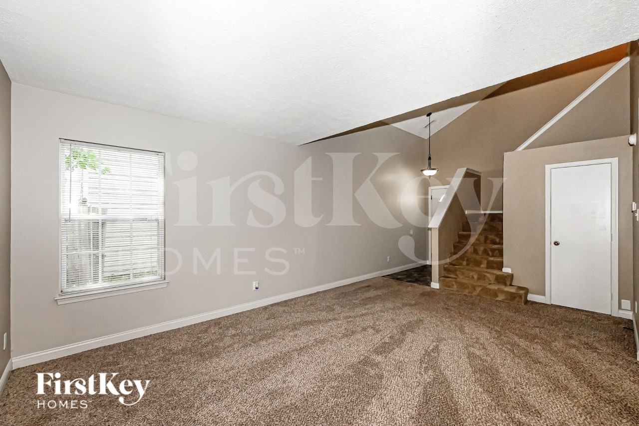10855 Walnut Grv - Photo 4 of 16