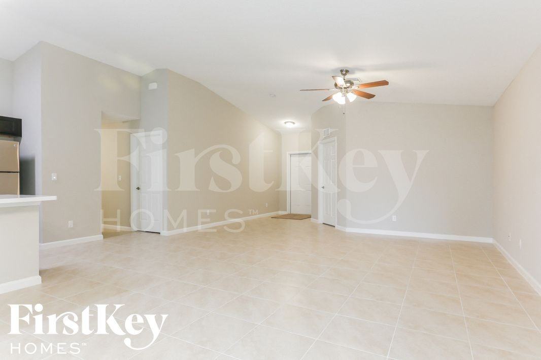 1062 Sw Fenway Rd - Photo 2 of 14