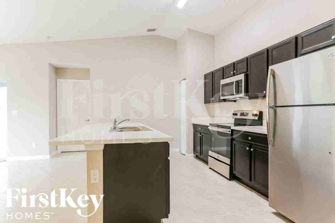 1062 Sw Fenway Rd - Photo 5 of 14