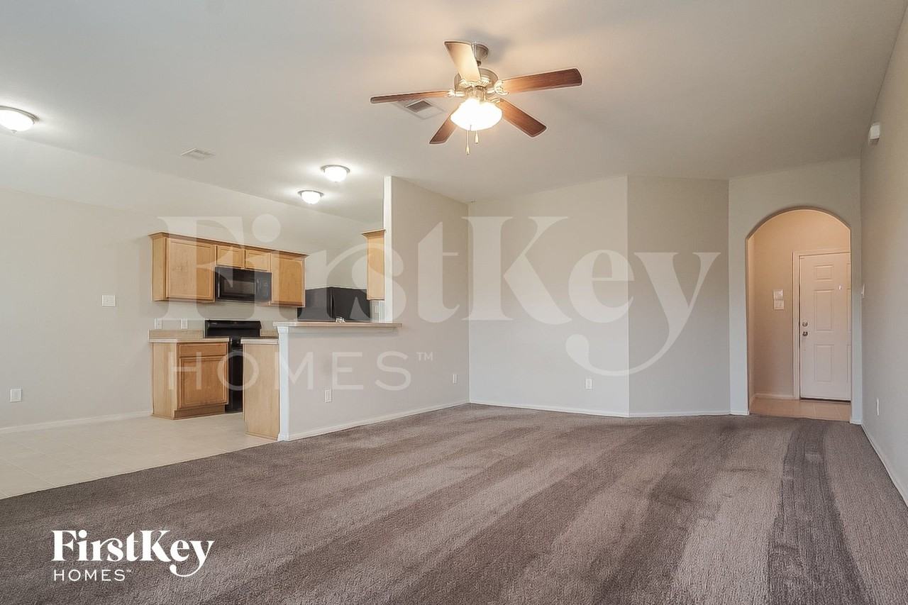 106 W Red Oak Ln - Photo 4 of 15