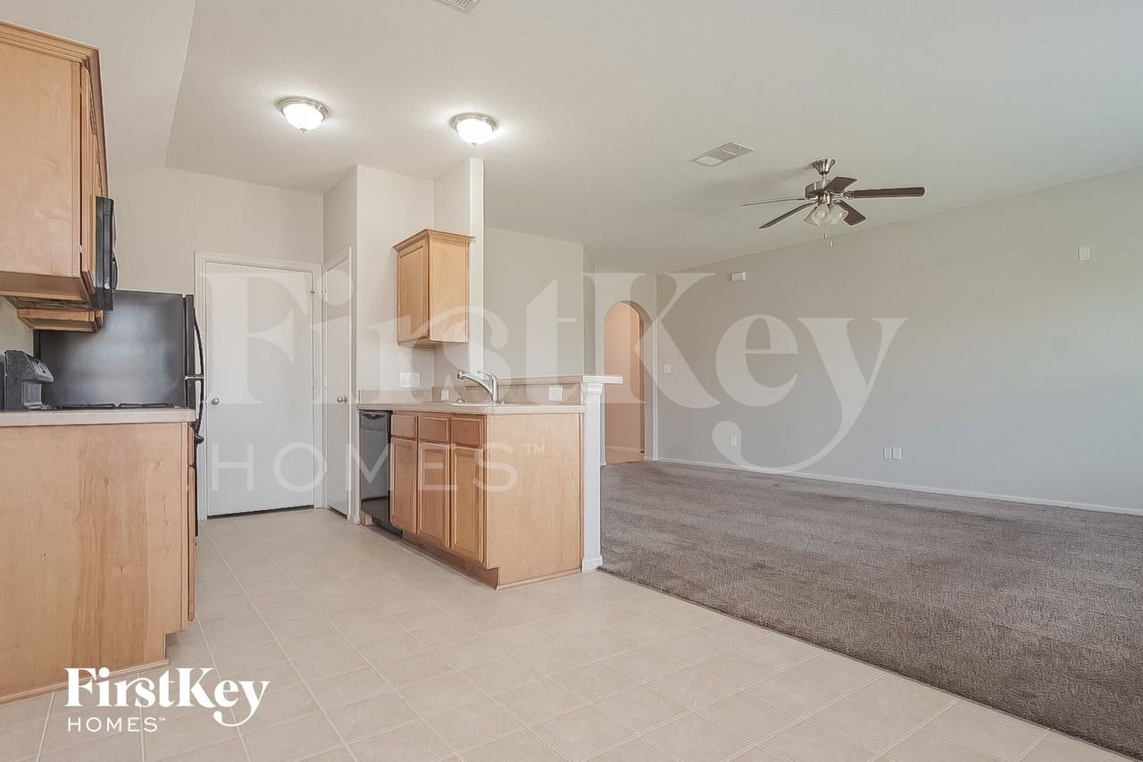 106 W Red Oak Ln - Photo 5 of 15