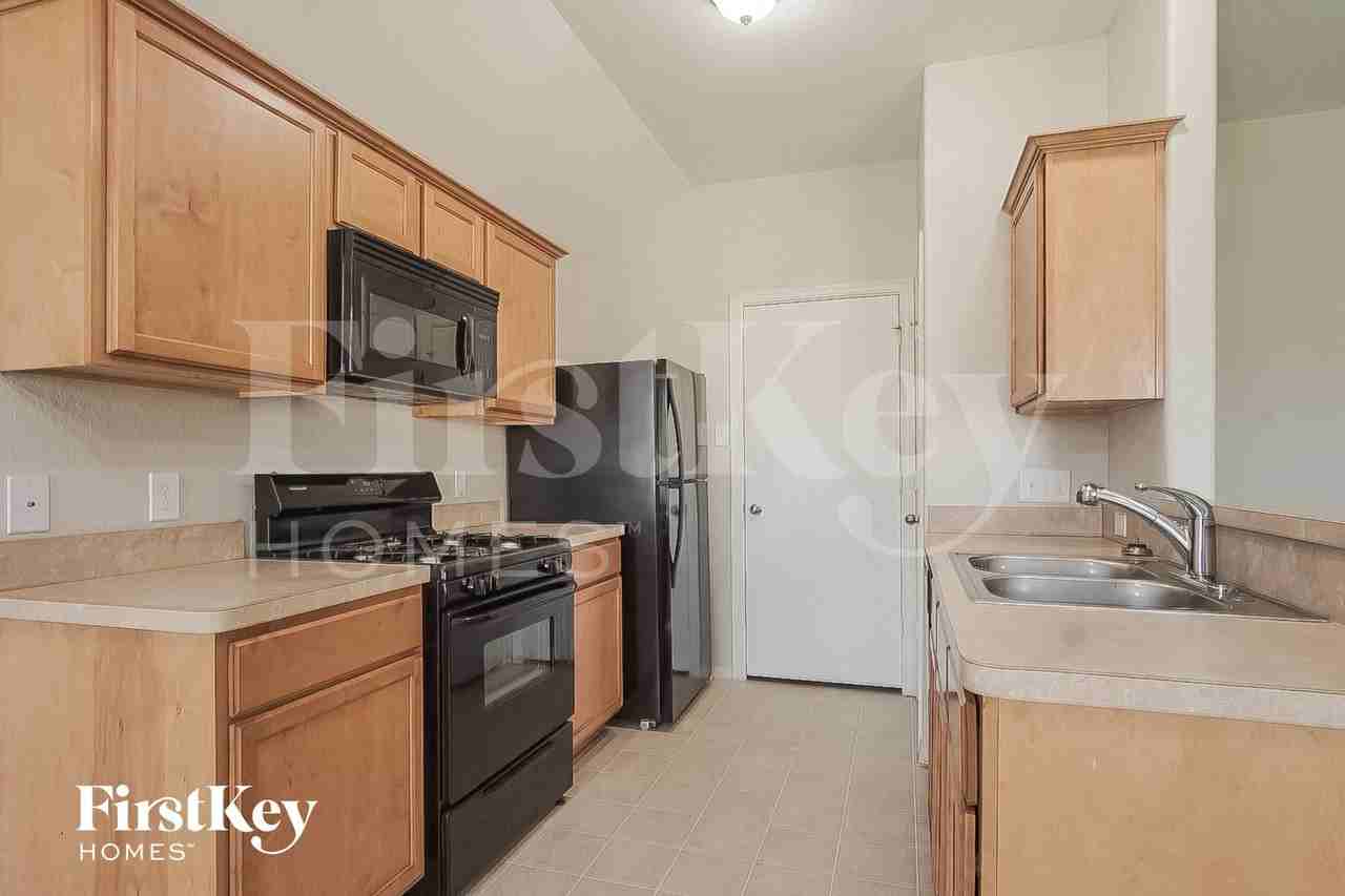 106 W Red Oak Ln - Photo 6 of 15