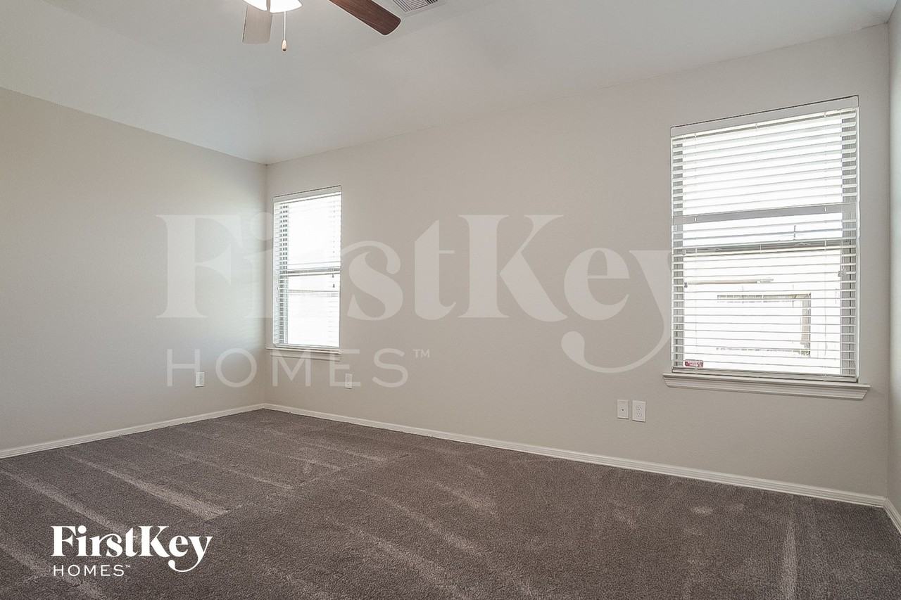 106 W Red Oak Ln - Photo 7 of 15