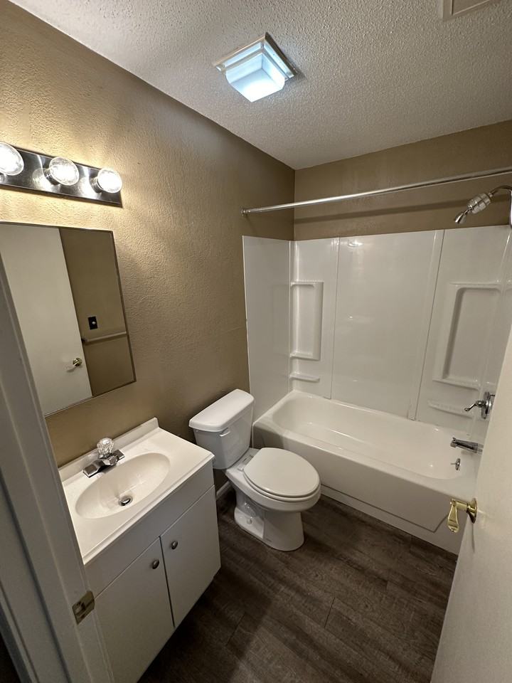 1504 W 14th St - Photo 4 of 8
