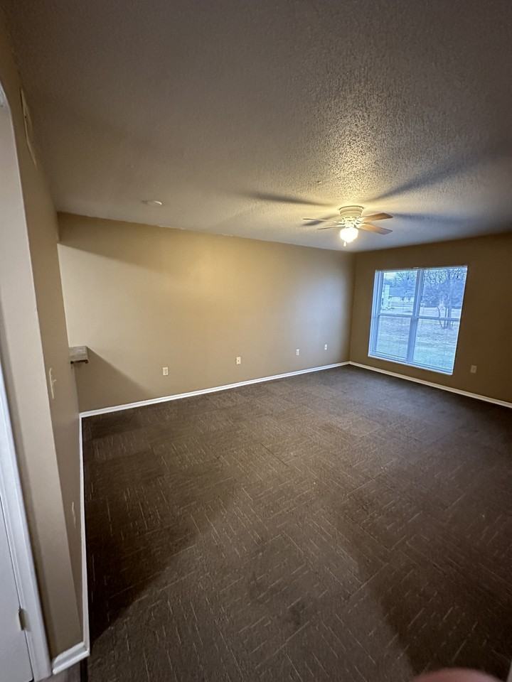 1504 W 14th St - Photo 5 of 8
