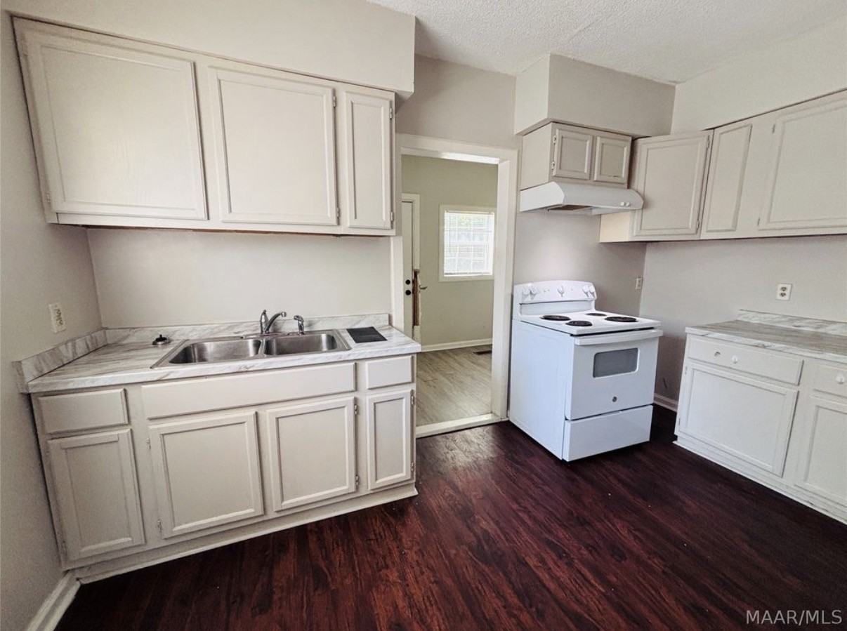 218 Broadway St - Photo 2 of 13