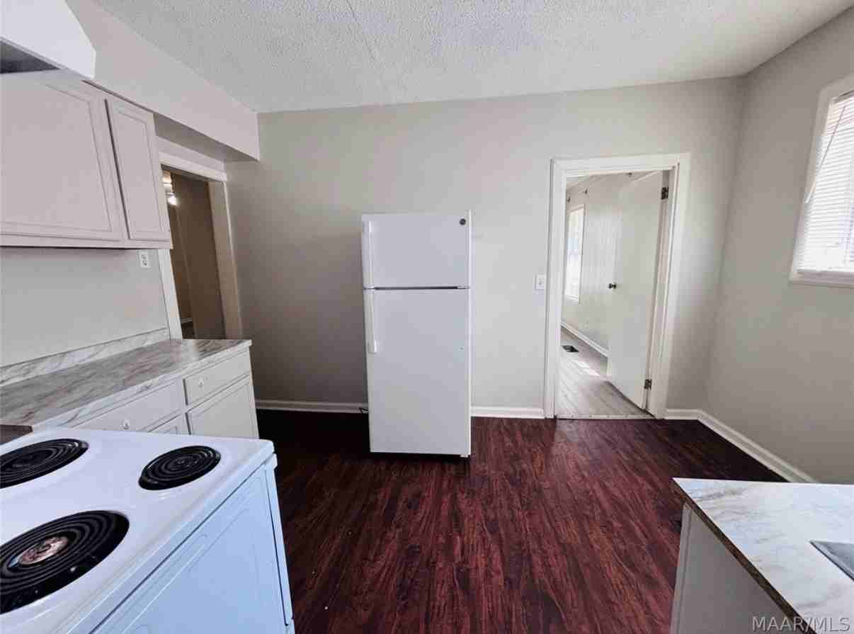218 Broadway St - Photo 3 of 13