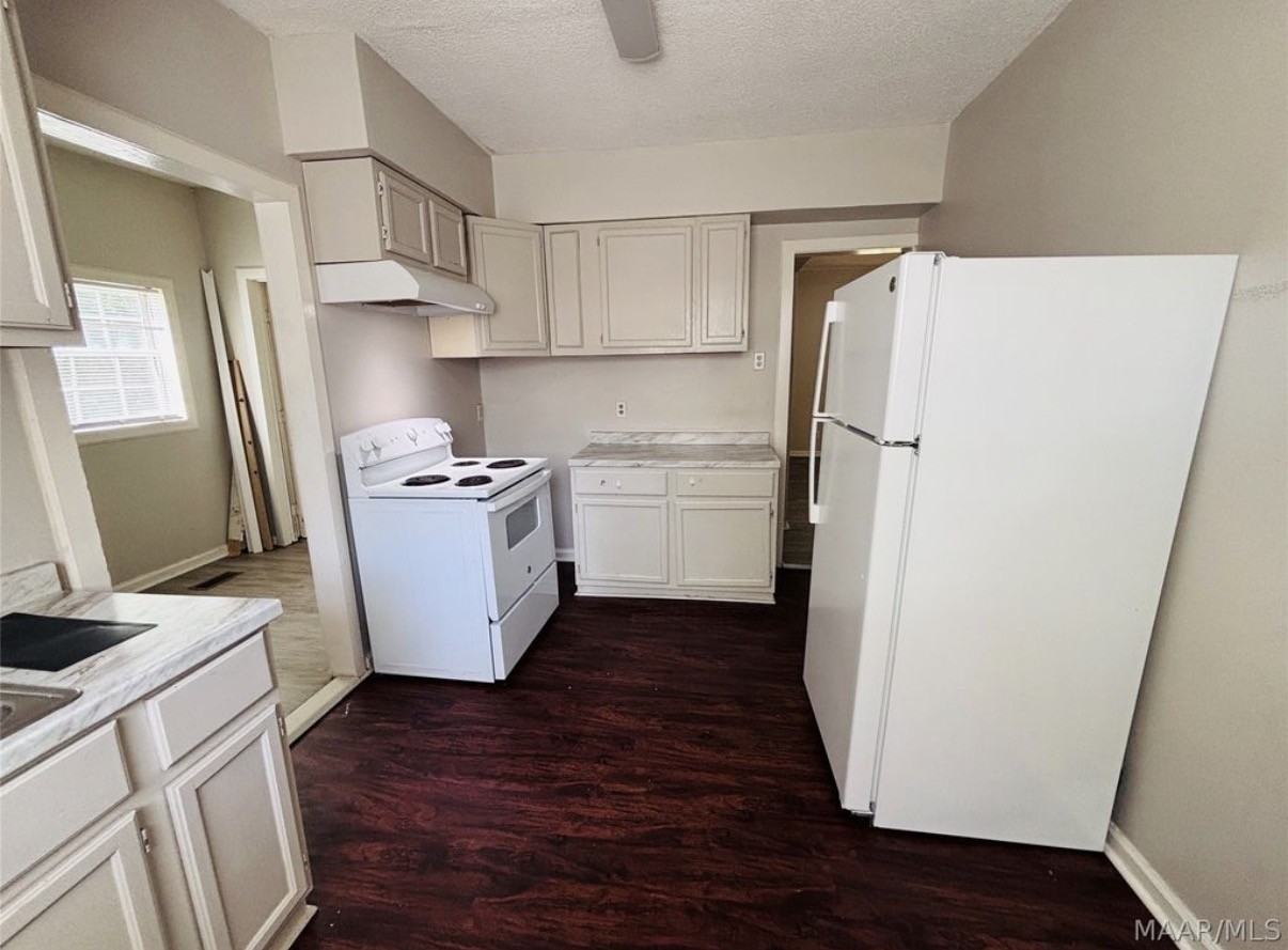 218 Broadway St - Photo 4 of 13