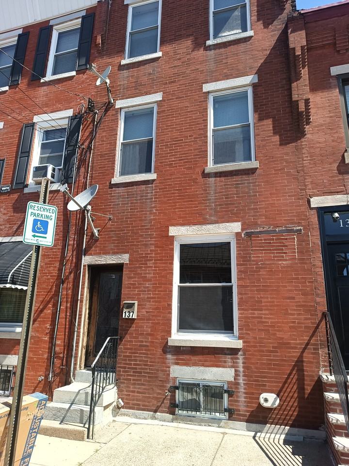 137 Moore St - Photo 2 of 6