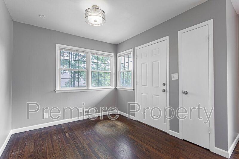3320 S Sterling Ave - Photo 2 of 13