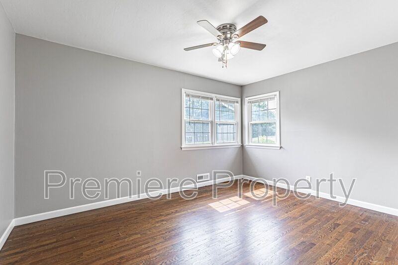 3320 S Sterling Ave - Photo 7 of 13