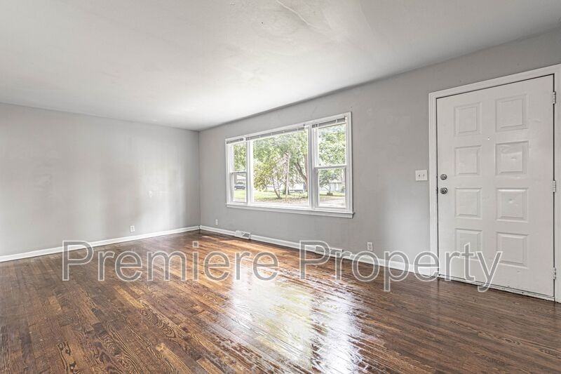8812 E 86th St - Photo 2 of 12