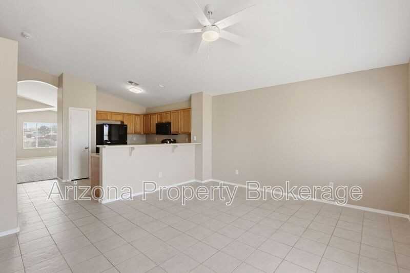 8118 N 112th Ave - Photo 7 of 28