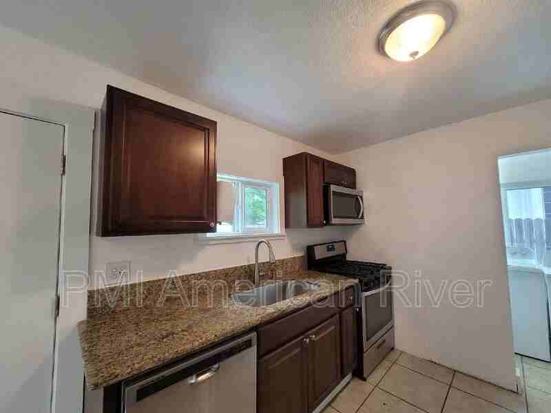 3116 40th St #B - Photo 6 of 14