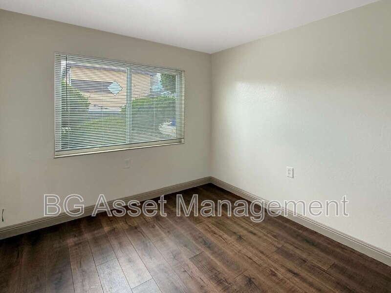 1865 Powell St #2 - Photo 6 of 12