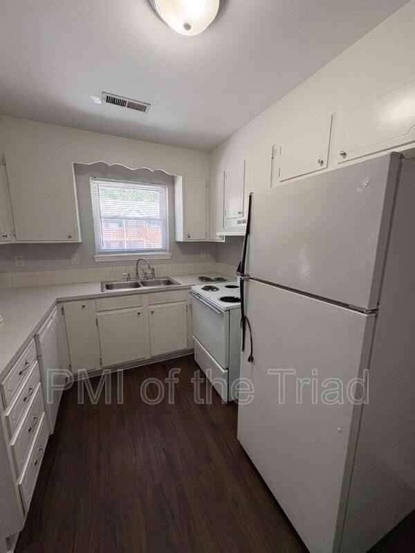 1600 Oak Croft Ct #D - Photo 4 of 23