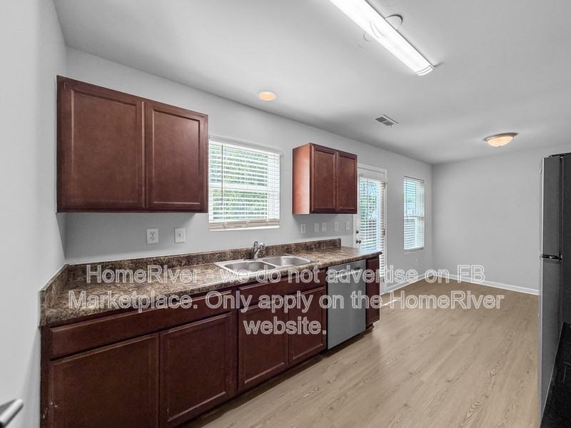 228 Hollybrook Ct - Photo 7 of 21