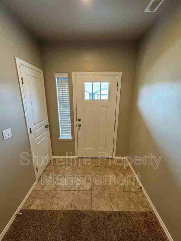 511 Diamond Lake St - Photo 3 of 50