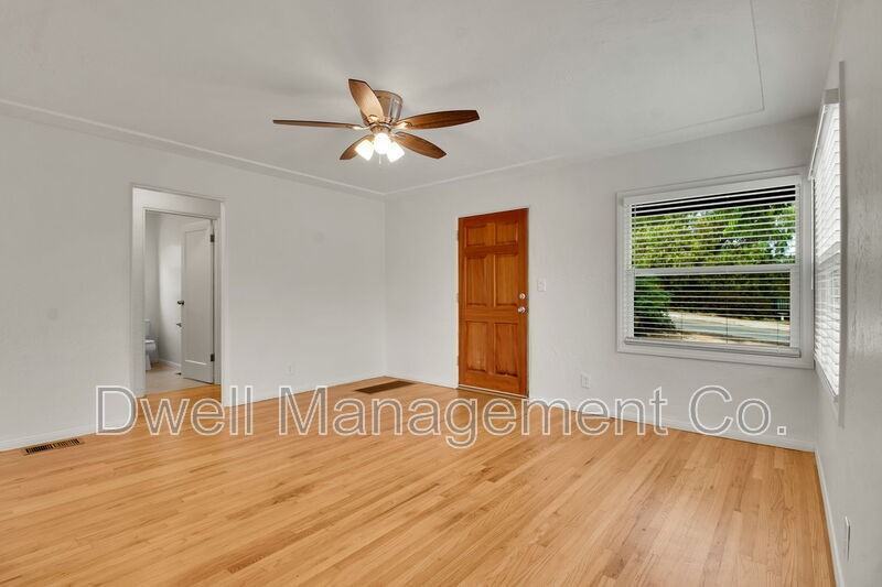 8841 Almond Rd - Photo 7 of 32