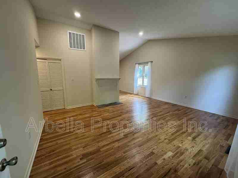 1029 Surmont Ct - Photo 3 of 22