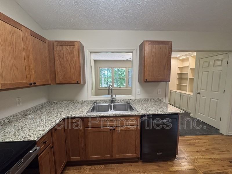 1029 Surmont Ct - Photo 6 of 22