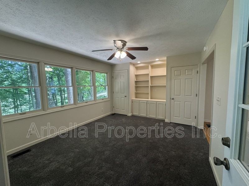 1029 Surmont Ct - Photo 7 of 22