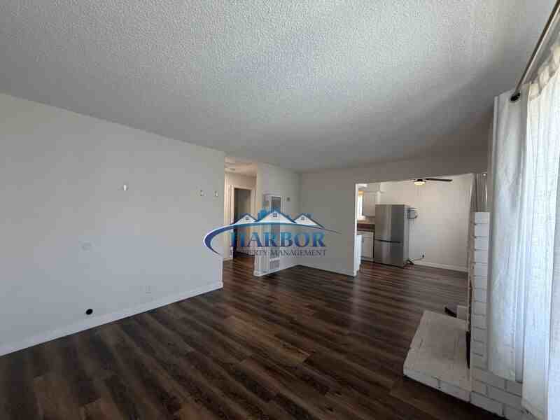 577 W 4th St - Photo 3 of 8