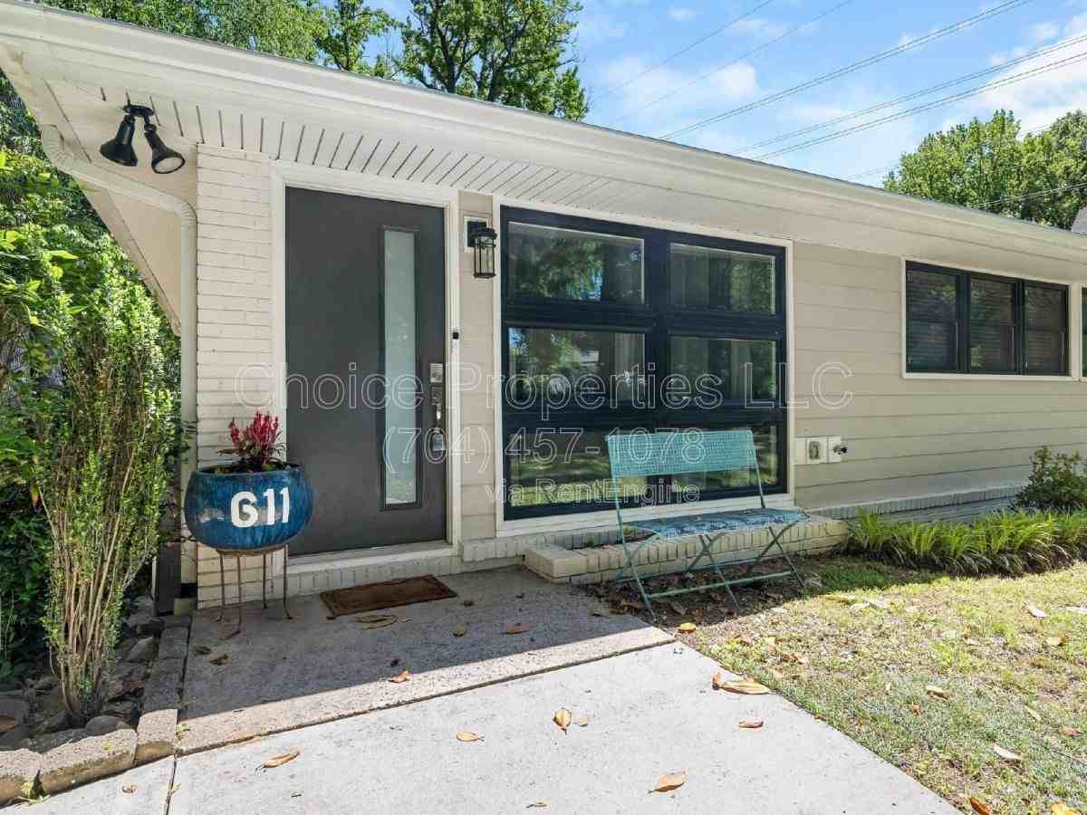 611 Poindexter Dr - Photo 3 of 10