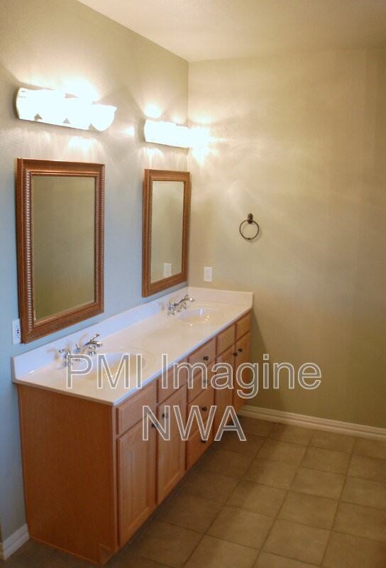 4747 W Mayflower Ct - Photo 5 of 19