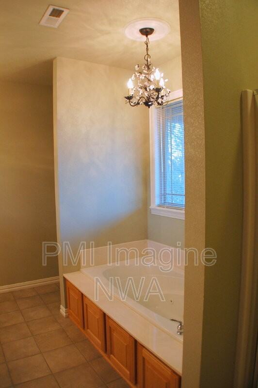 4747 W Mayflower Ct - Photo 7 of 19