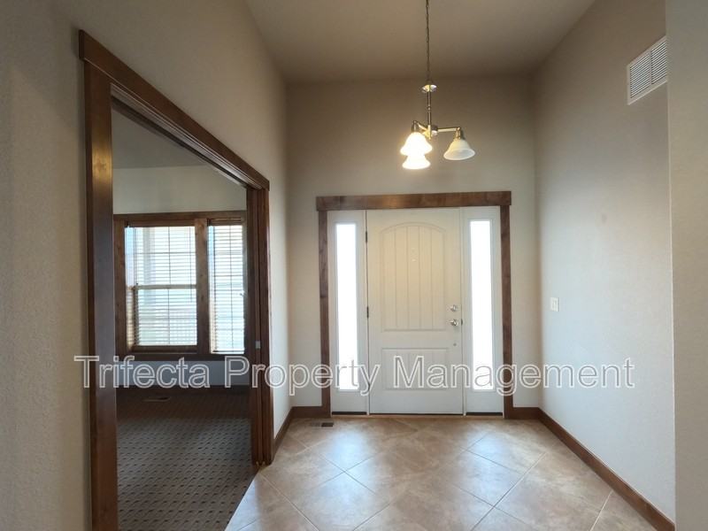 1032 Hessen Dr - Photo 2 of 32