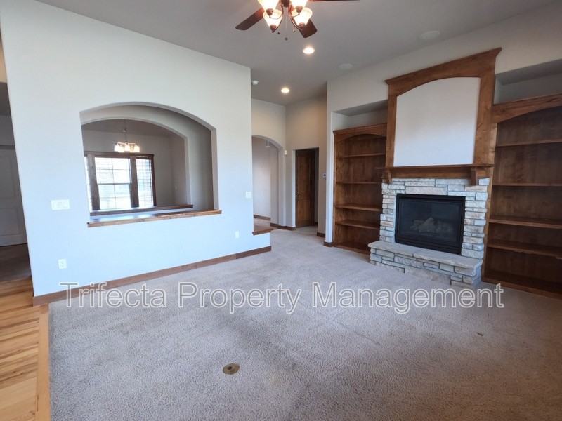 1032 Hessen Dr - Photo 7 of 32