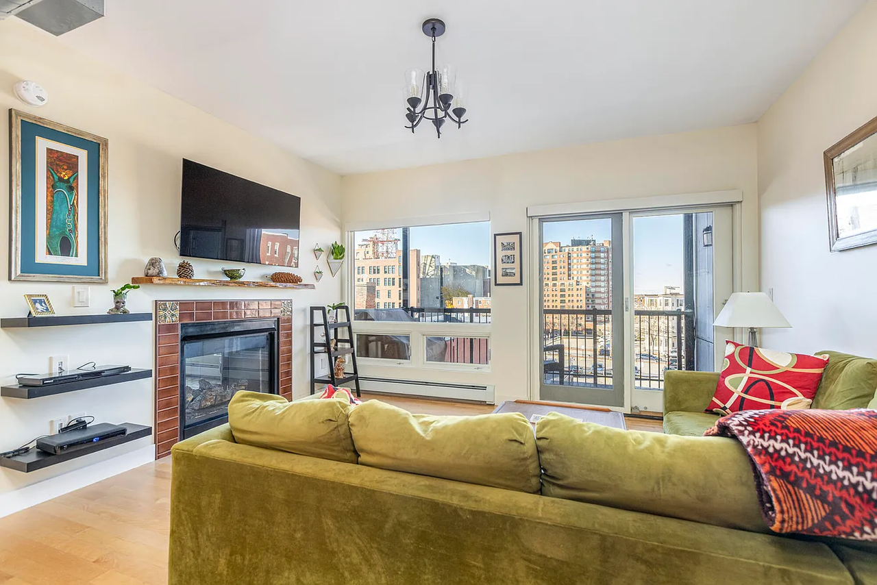 547 Congress St - Photo 3 of 20
