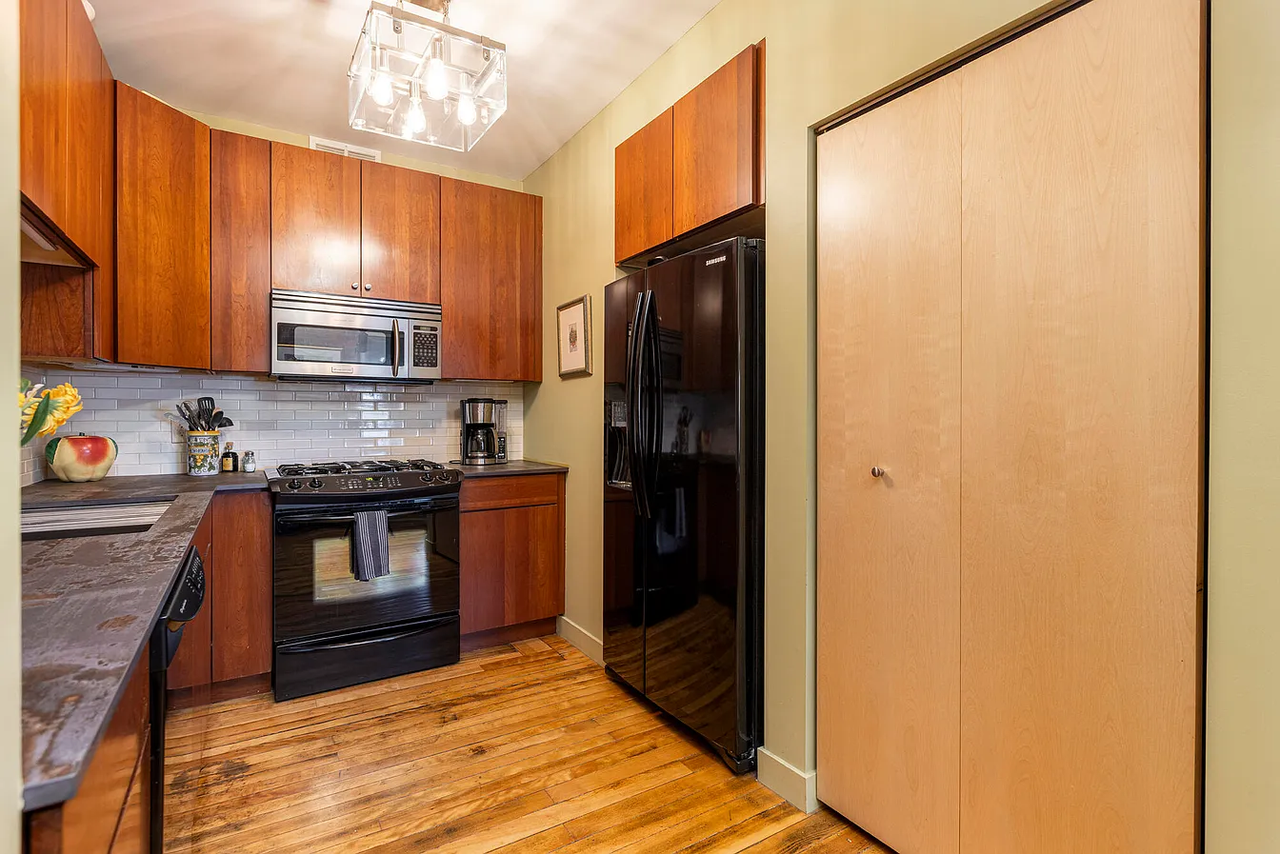 547 Congress St - Photo 7 of 20