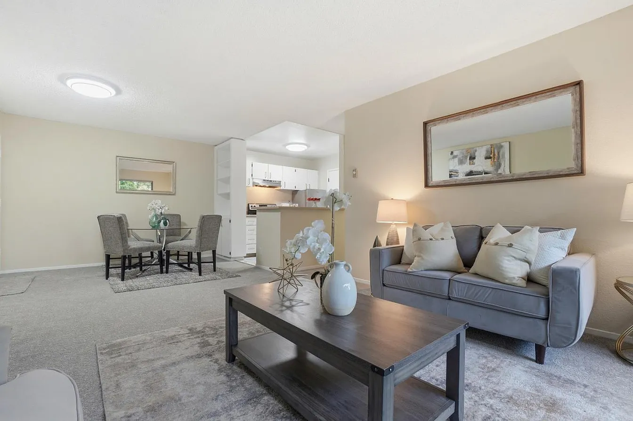 143 Piccadilly Pl - Photo 3 of 13
