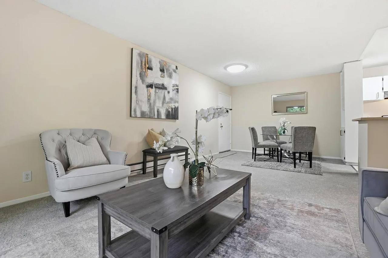143 Piccadilly Pl - Photo 4 of 13