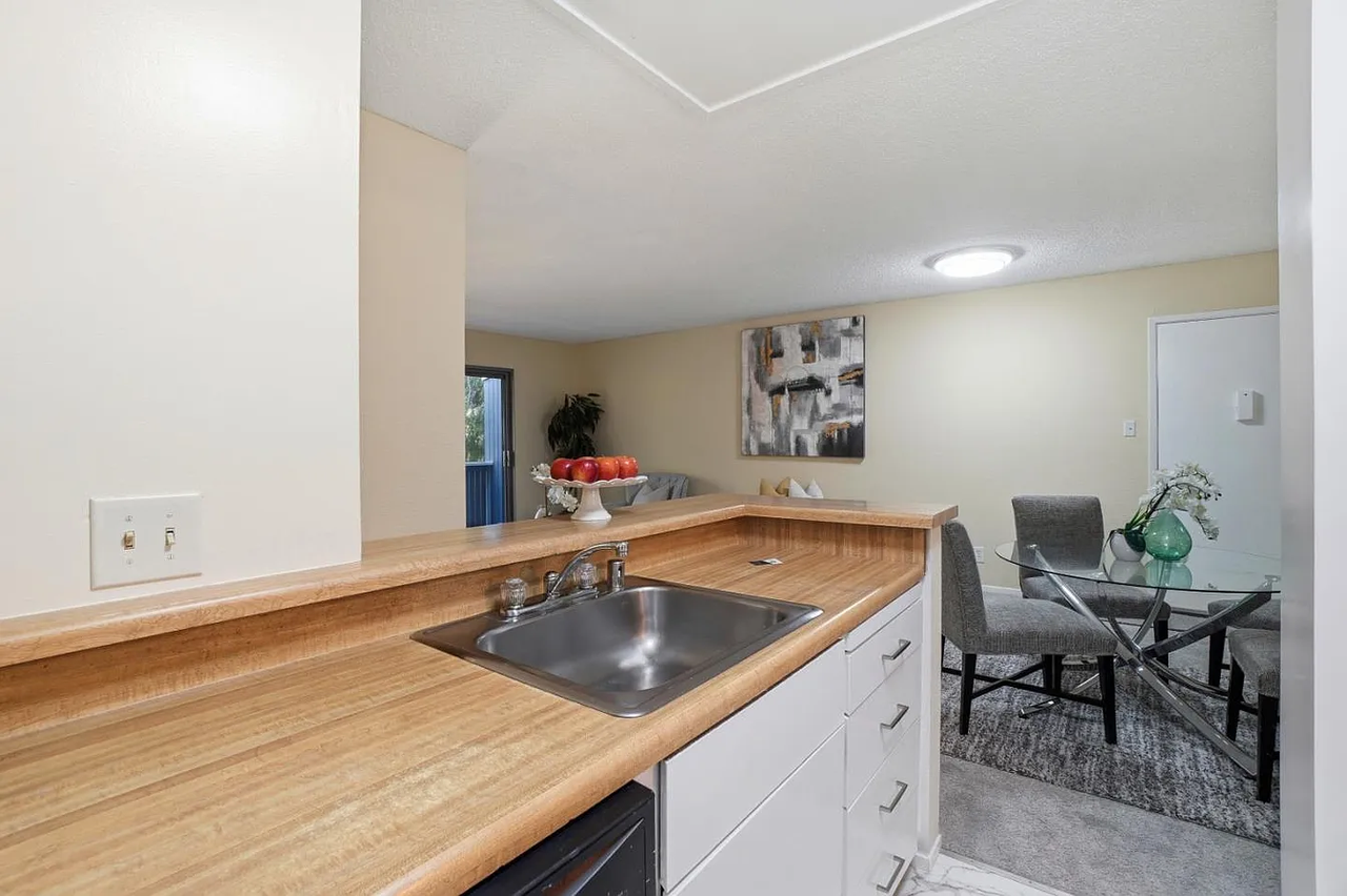 143 Piccadilly Pl - Photo 6 of 13