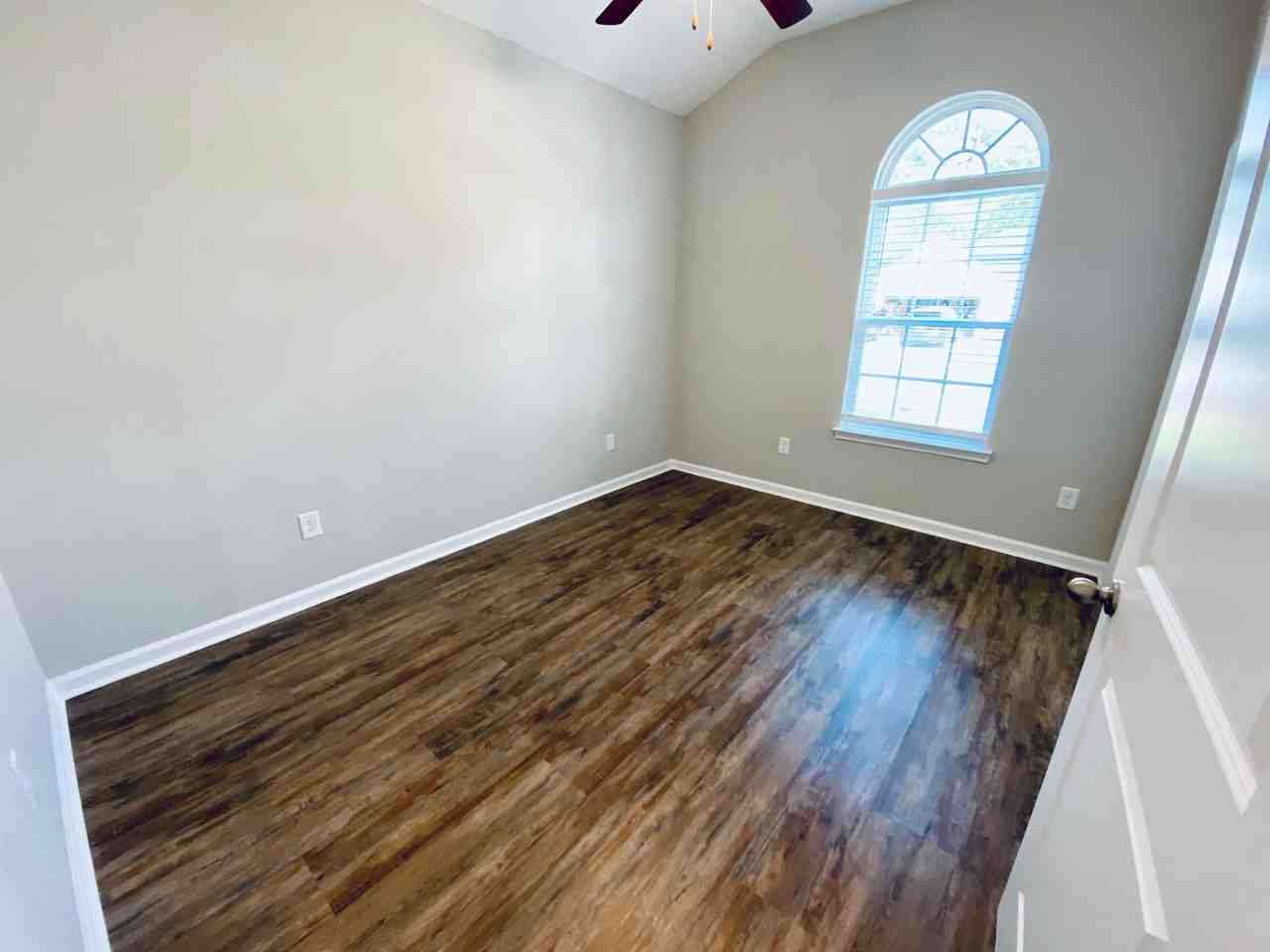 355 Leste Rd - Photo 7 of 35
