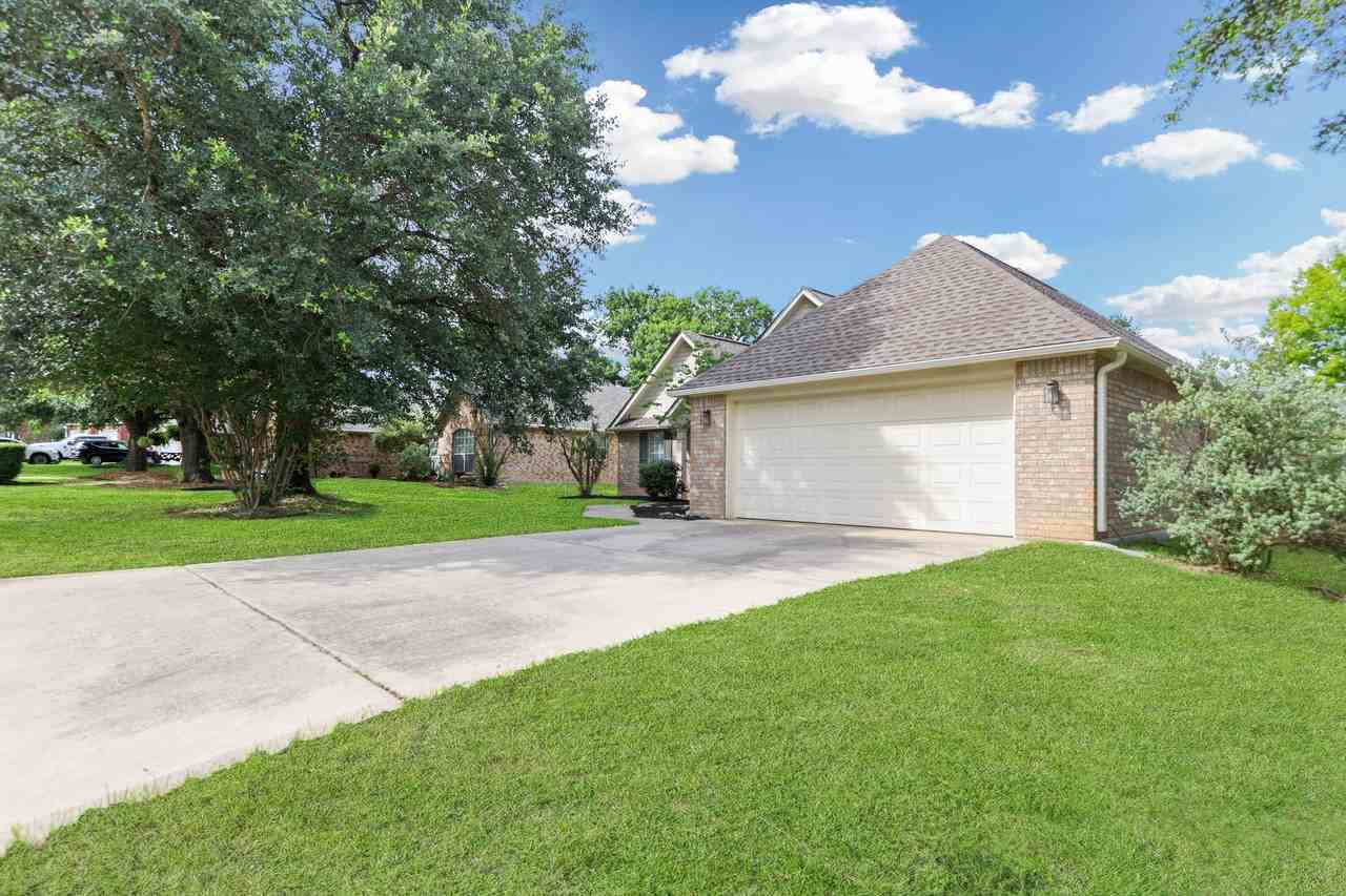 2412 Wilshire Dr - Photo 2 of 26