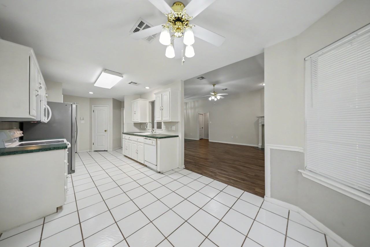 2412 Wilshire Dr - Photo 4 of 26
