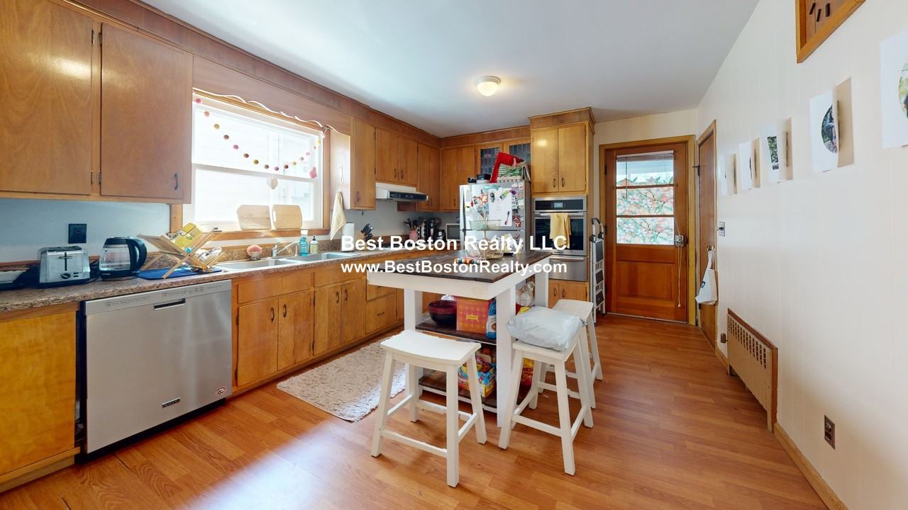 102 Raymond Ave - Photo 4 of 13